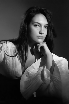 Алёна Панова. Родилась в Украине. Закончила Днепропетровскую Центральную художественную школу с отличием. Выпускница Театрально-Художественного колледжа им. Е.В.Вучетича, специальность "станковая живопись". Студентка Киевской Национальной Академии Изобразительного Искусства и Архитектуры, специальность "сценография и экранные искусства".